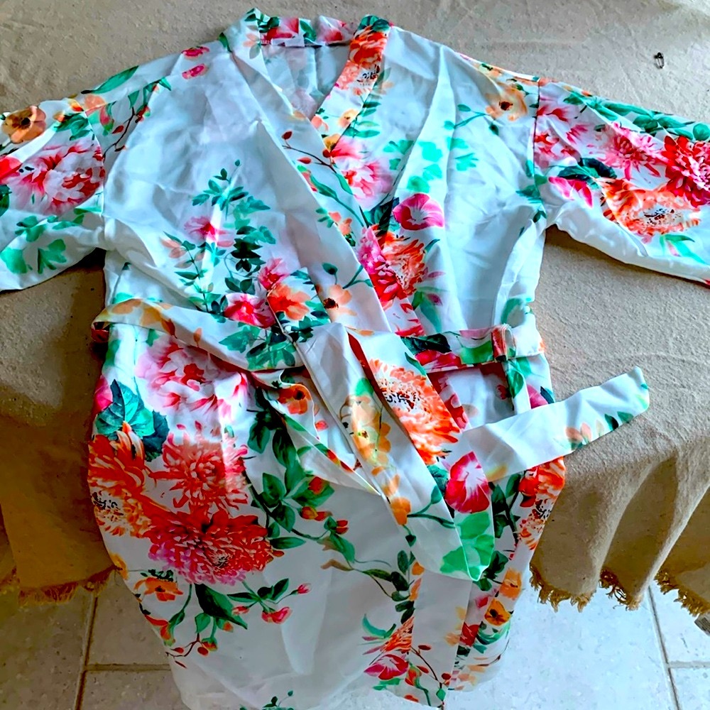 Flora Nikrooz pretty satin knee length robe kimono white with flowers size S/M